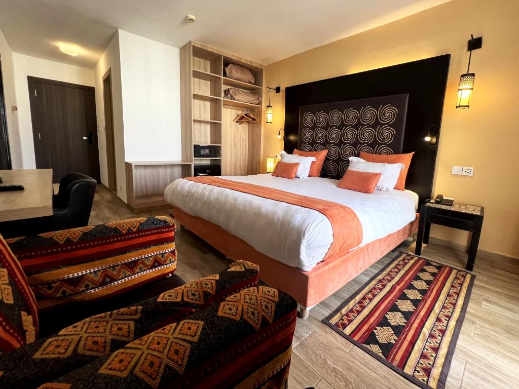 chambre exécutive avec vue sur la piscine