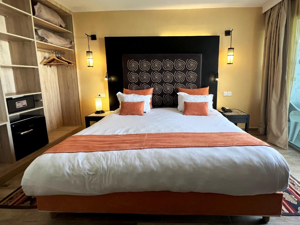 Photos Hamilton agadir – Lit king-size avec une décoration marocaine authentique et un confort moderne pour un séjour agréable